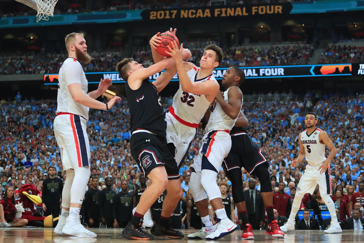 El control de los rebotes fue uno de los puntos valiosos en el que jugadores como Zach Collins (32) y Zach Collins (de barba) son claves en el equipo.