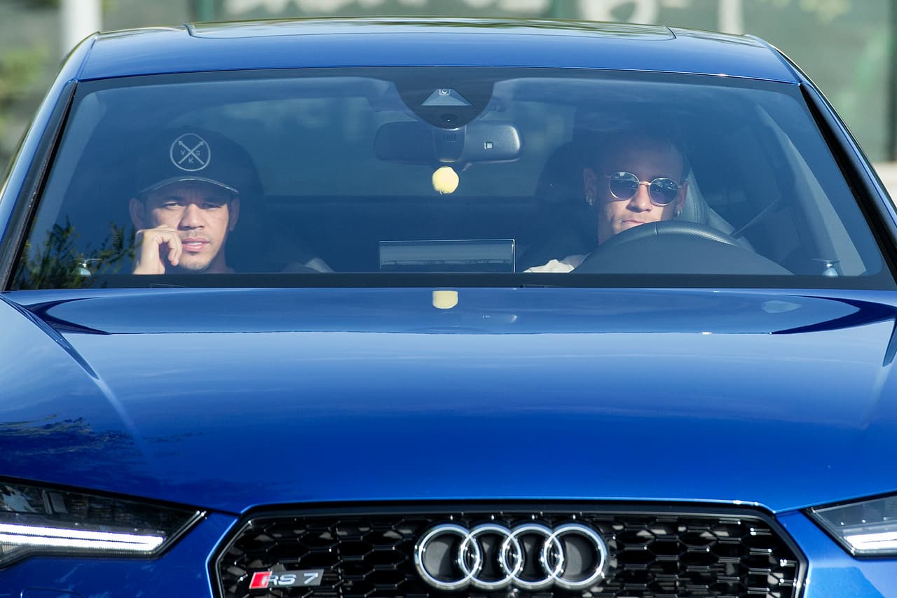 El fichaje de Neymar por el París Saint Germain (PSG), con un coste de su cláusula de 222 millones de euros y si finalmente se cierra de forma oficial , superaría en más de 100 millones al segundo: el fichaje de Paul Pogba por el Manchester United en agosto de 2016 (117 millones de euros).