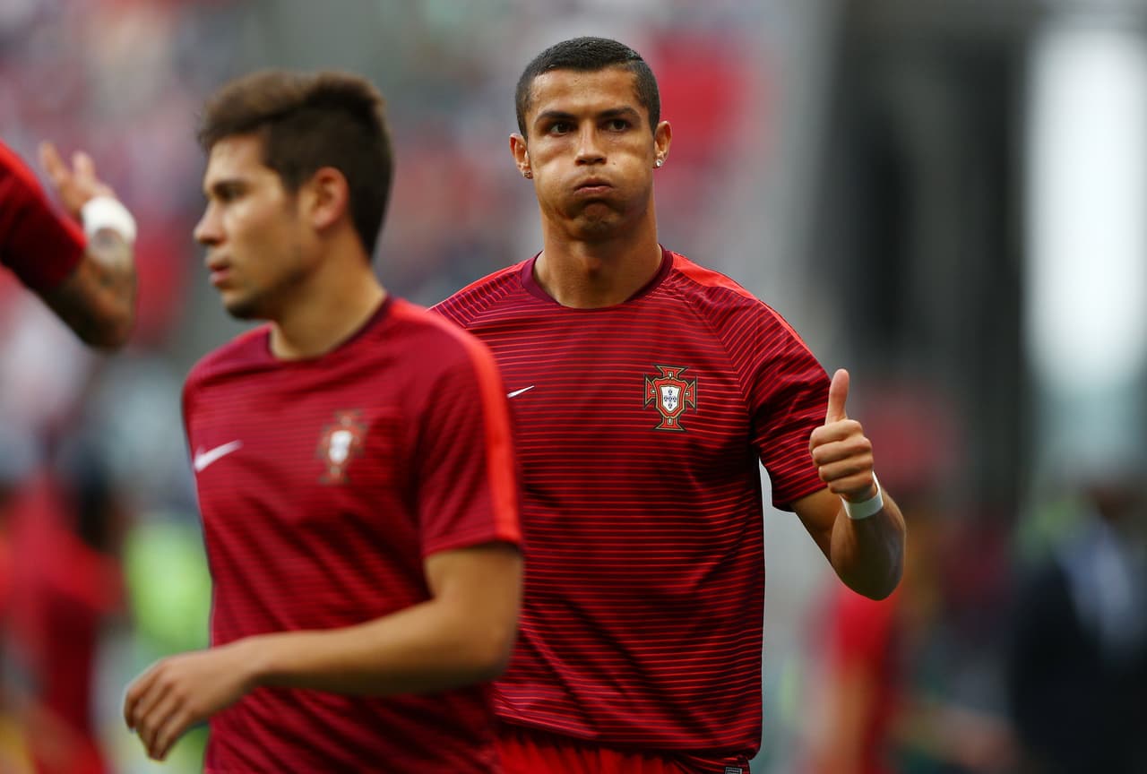 KAZAN, RUSSIA - JUNE 18: Cristiano Ronaldo of Portugal thumbs up prior to the FIFA Confederations Cup Russia 2017 Group A match between Portugal and Mexico at Kazan Arena on June 18, 2017 in Kazan, Russia. (Photo by Ian Walton/Getty Images)