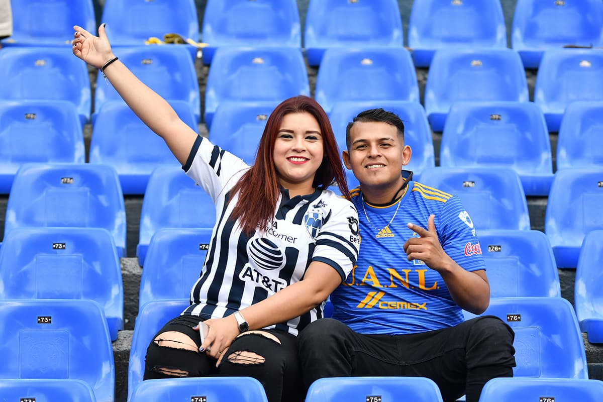 Otra feliz pareja de Tigres y Rayados ya dentro del Estadio Universitario.