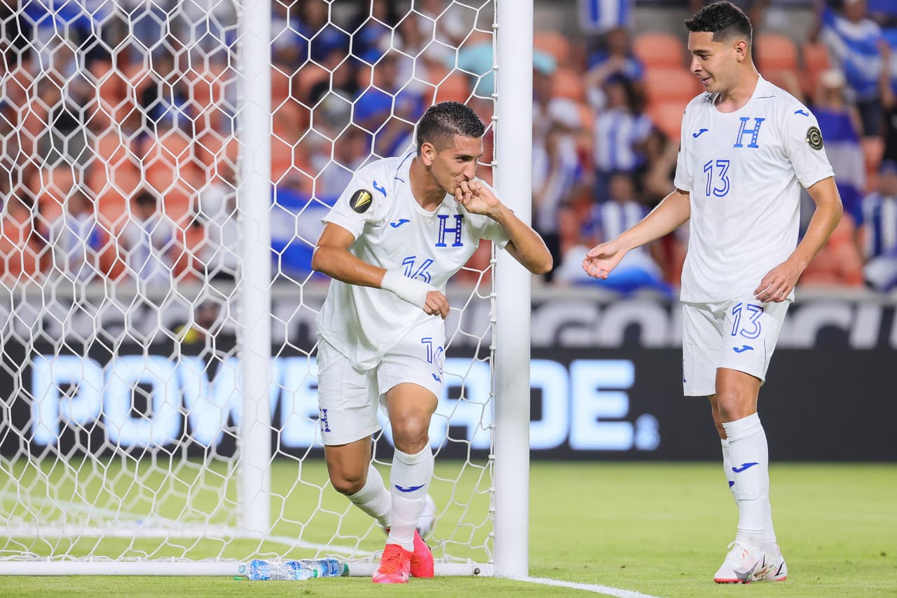 Con 5 minutos en el reloj, Honduras volvió a apretar el acelerador y Johnny Leverón definió de primera con parte extenar un pase filtrado al área para el 3-0.