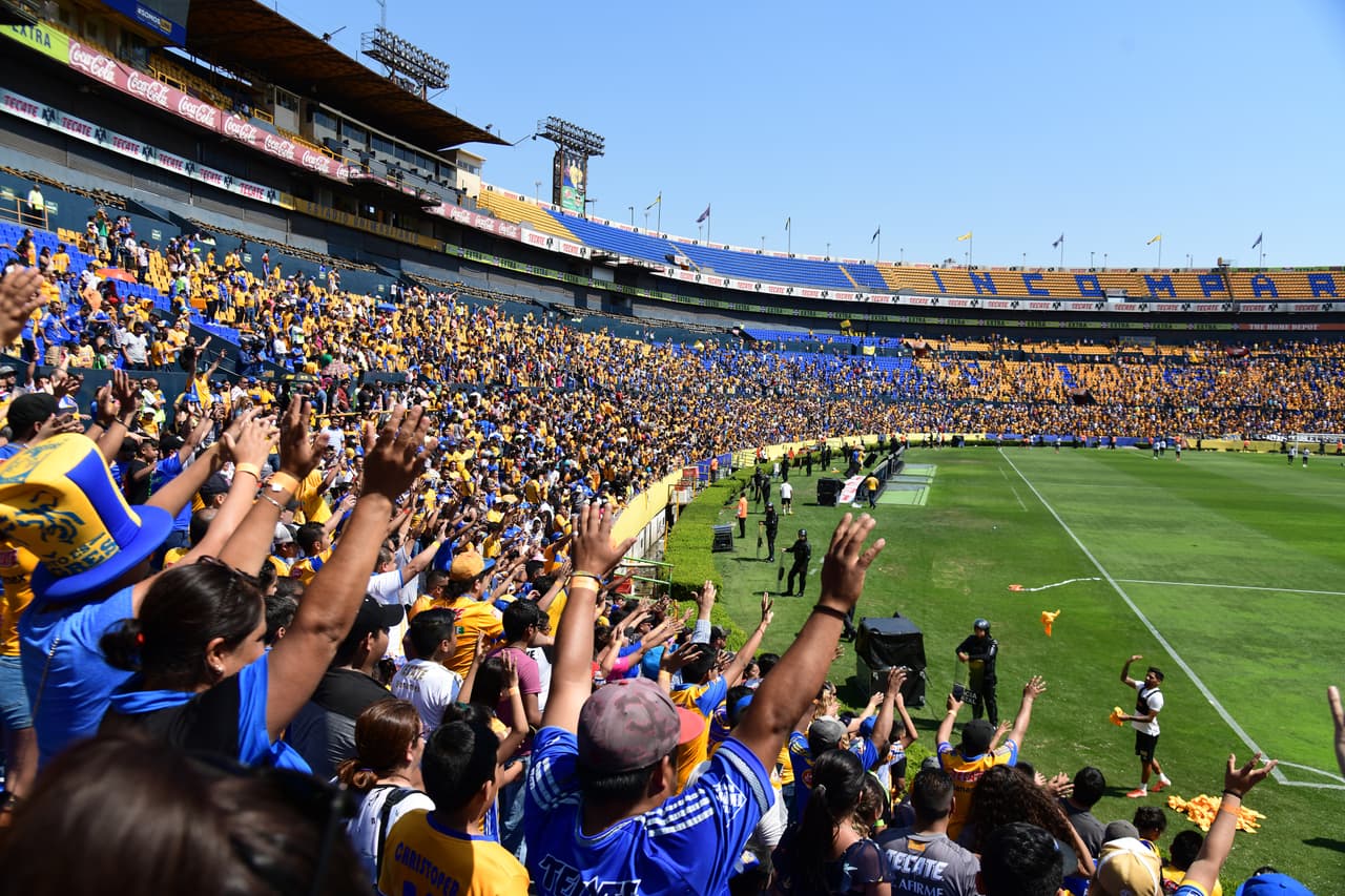 Tigres UANL tendrá que remontar en casa el 1-0 contra Monterrey y por eso antes del juego de vuelta de la Final de Liga de Campeones de Concacaf recibió el cariño y calidez de sus hinchas en un entrenamiento.