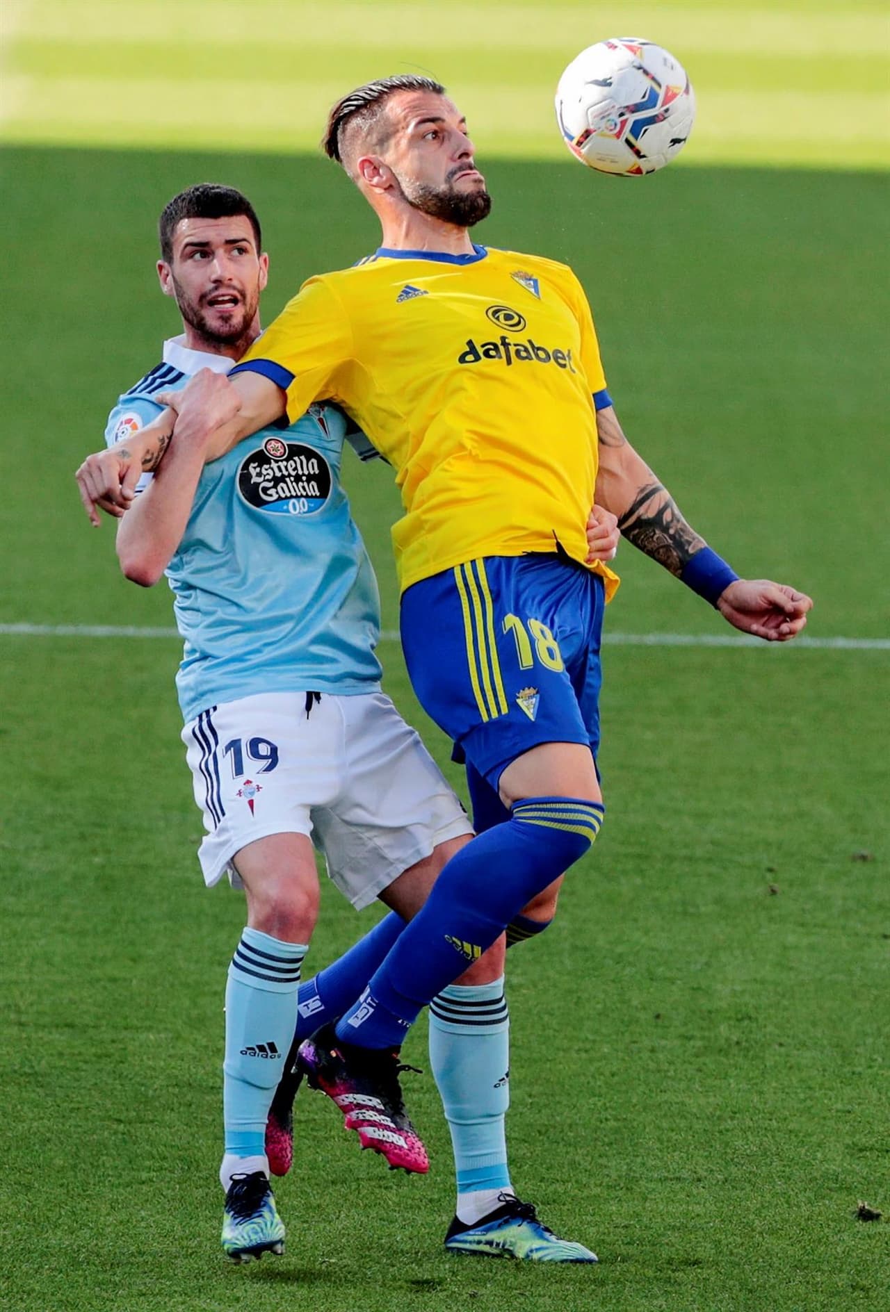 Celta de Vigo y Cádiz empatan sin goles durante la Jornada 33 de LaLiga. El mexicano Nestor Araújo fue convocado nuevamente y con titularidad arrancó el partido. Con este empate, ambos equipos quedan muy lejos de estar en competencias europeas.