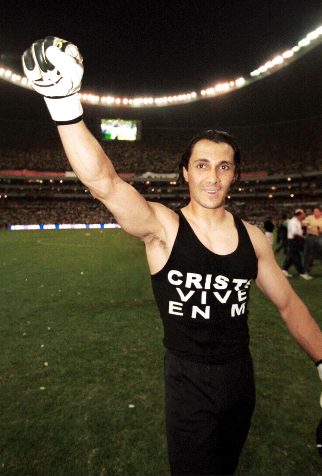 Su nivel lo llevó a la Selección Mexicana de Futbol donde defendió el marco nacional en 36 ocasiones.