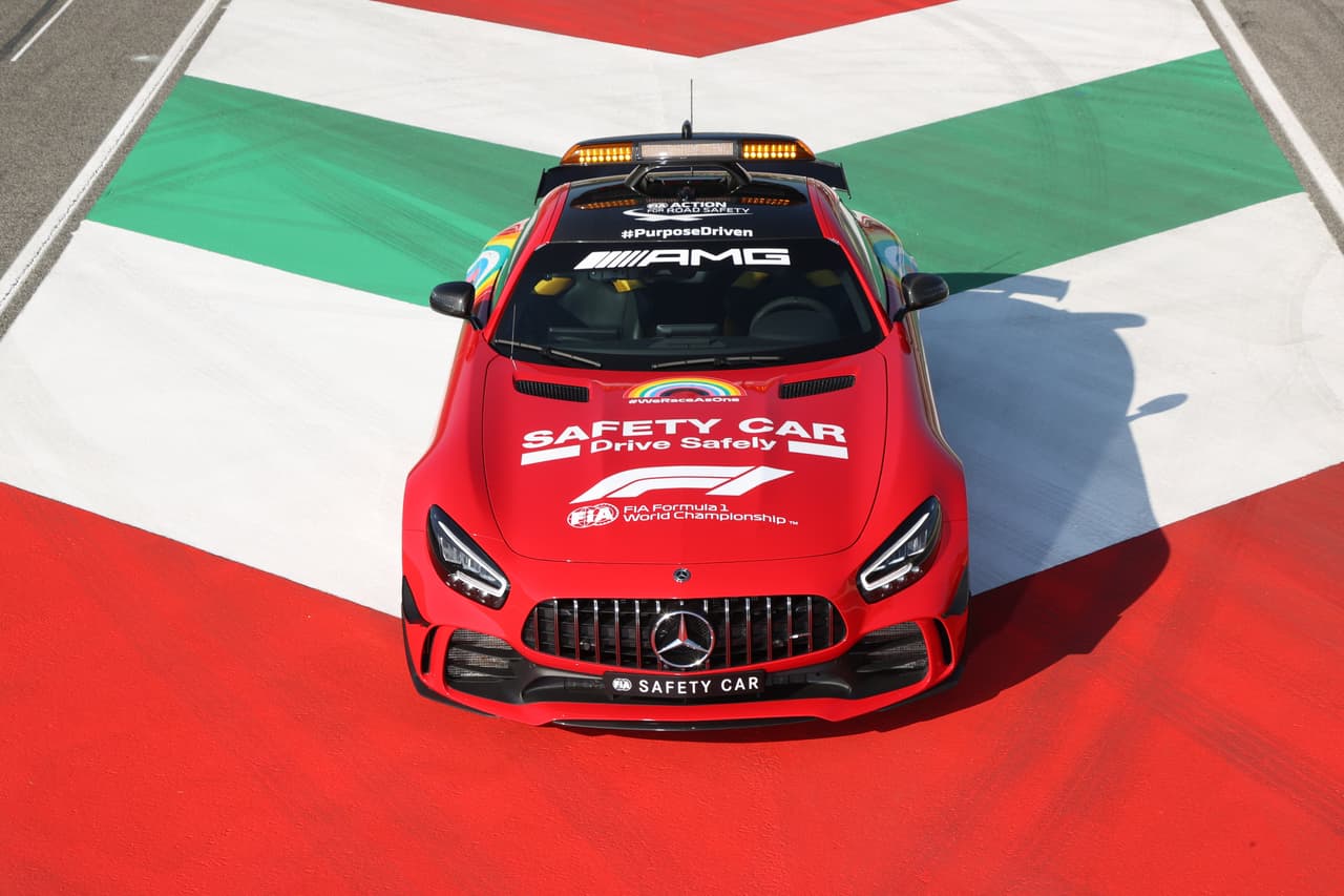 El carro de seguridad de Mercedes Benz se pinta de rojo en honor a las 1000 carreras de Ferrari para el Gran Premio de la Toscana que se correrá en el Circuito Mugello. Bernd Maylander es el piloto de este carro.