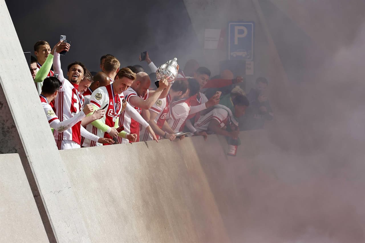 Los de Erik Ten Hag pudo levantar el trofeo tras confirmar su continuidad en el club.