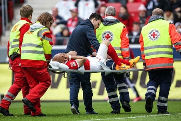 El colombiano estrelló su pierna contra la de su rival.