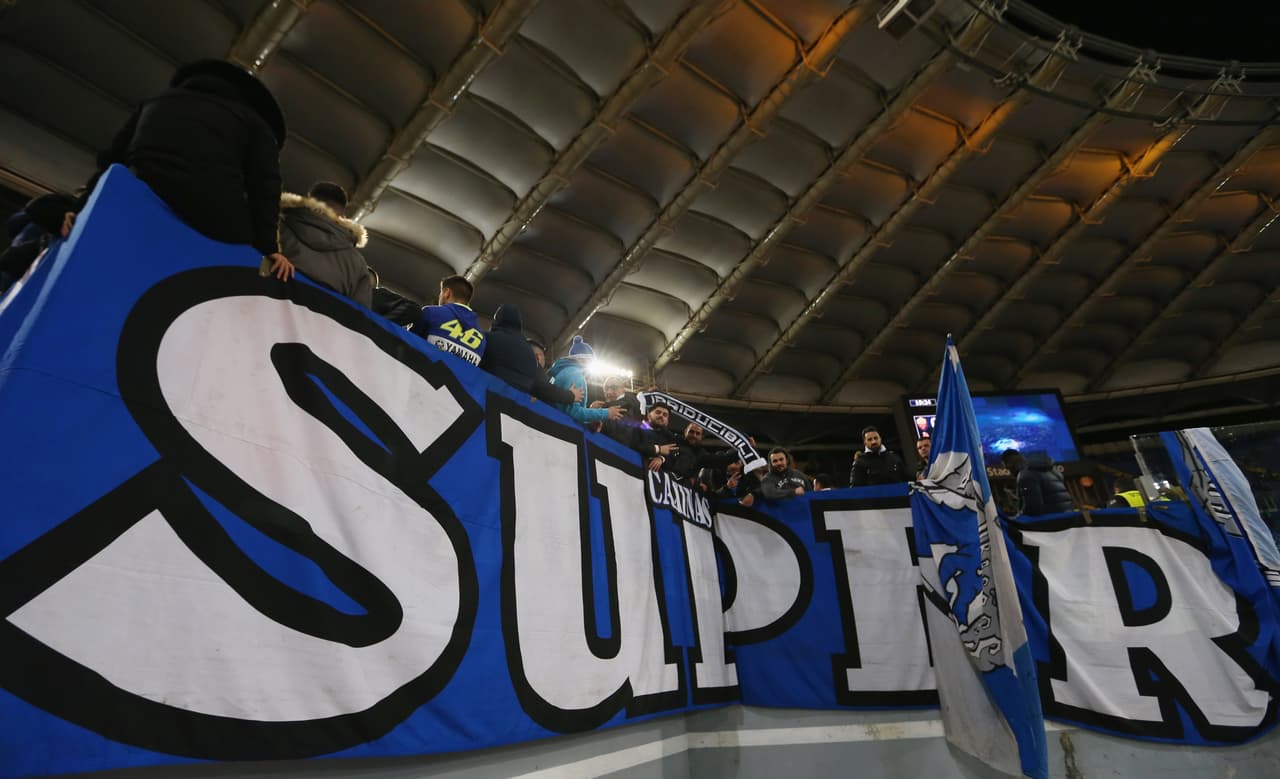 Los fanáticos le dieron un colorido propio al estadio Olímpico en el duelo entre Roma, con su vinotinto y amarillo, y Porto, con su azul y blanco, por el juego de ida de los Octavos de final de la Champions League.