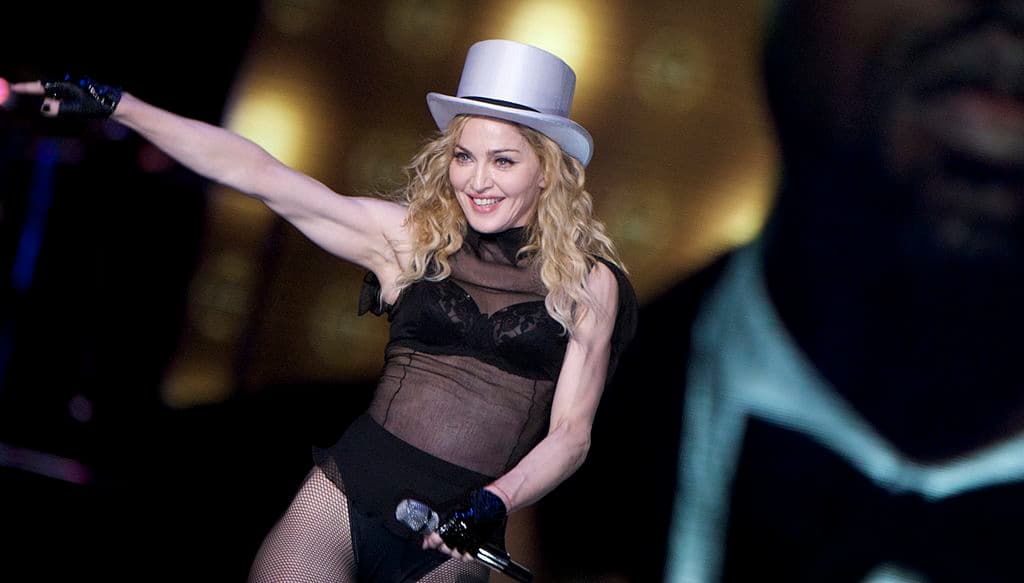 En los videos, se les veía compartir besos a lo largo de la grabación.