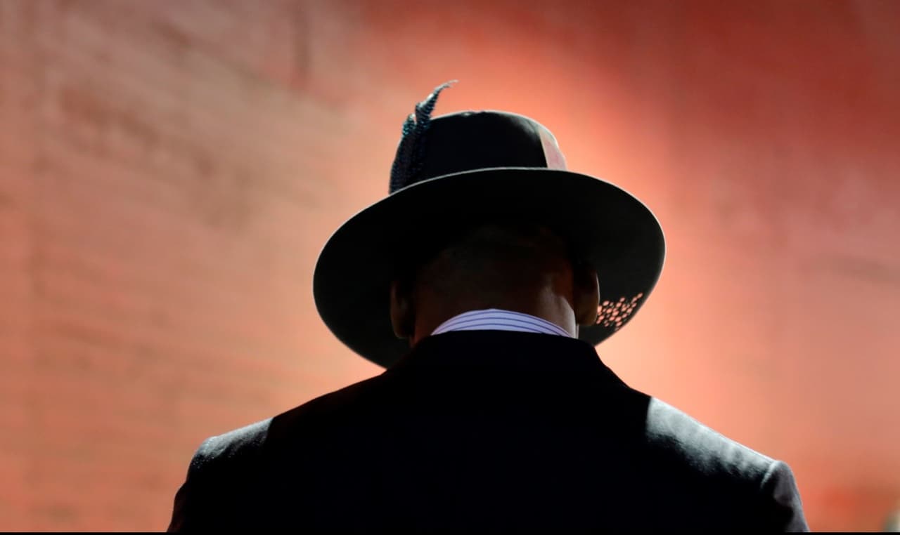 <b>Cam</b>eron Jerrell
<b>Newton</b> celebra su cumpleaños número 28 este 11 de mayo y por ello quisimos mostrar cómo ha ido cambiando su
<i>look</i> durante las seis temporadas que lleva en la NFL. El quarterback de los
<b><a href="http://www.univision.com/deportes/nfl/carolina-panthers">Carolina Panthers</a></b> ha sorprendido en casi todas sus conferencias de prensa pues no escatima al momento de presentarse en público.