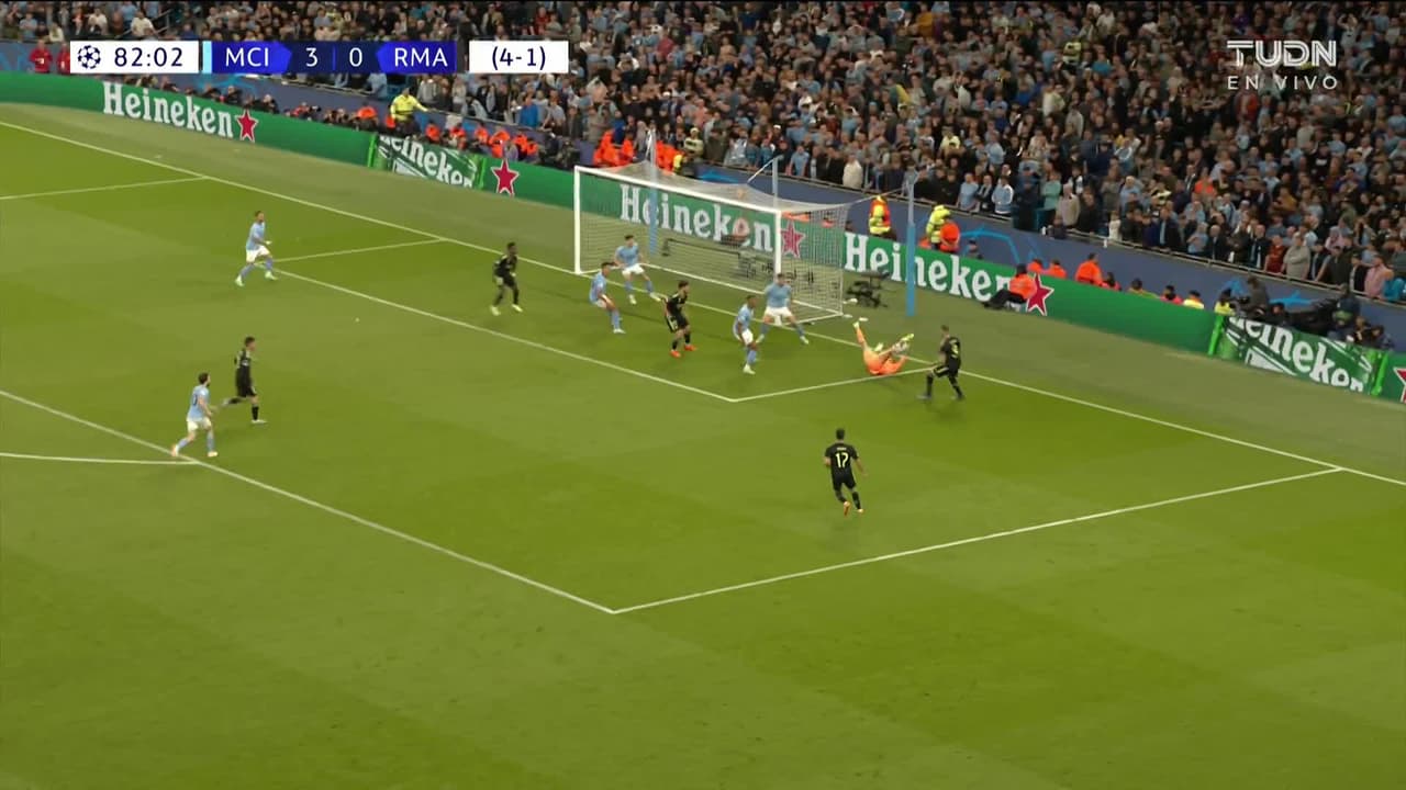 ¡TIRO ATAJADO! disparo por Karim Benzema.