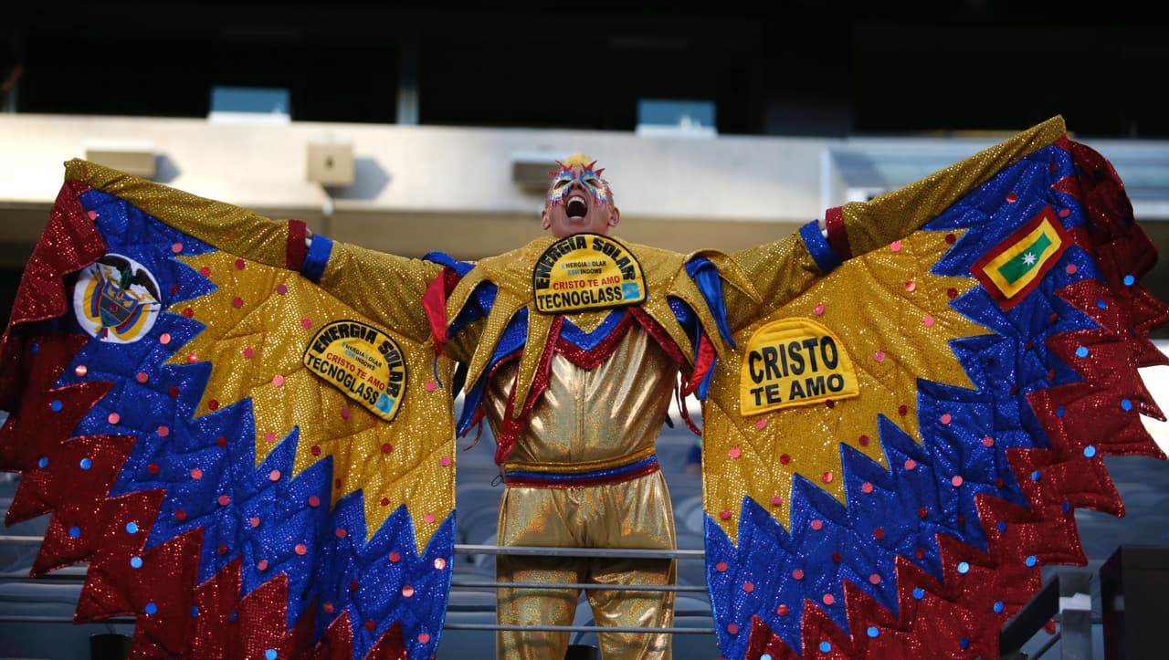 El Cole, conocido hincha de Colombia, apoya a su equipo antes del partido de cuartos de final contra Perú, en East Rutherford, Nueva Jersey.