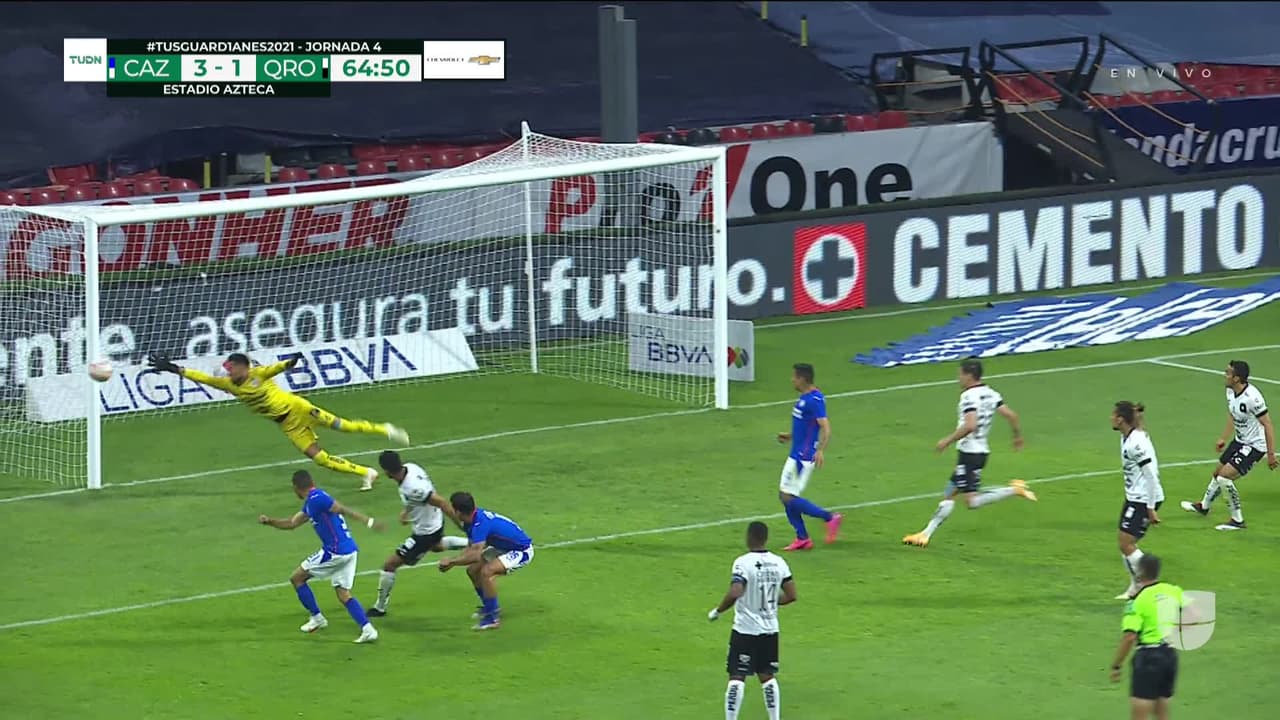 ¡CERCA! Orbelín Pineda disparó que se estrella en el poste.