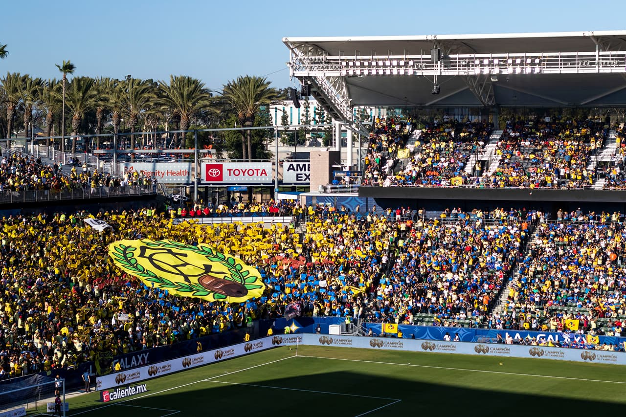 Aunque había aficionados de ambos equipos, los azulcremas se destacaban por su mayor numerosidad.