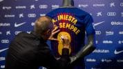 Iniesta renueva "de por vida" con el Barcelona