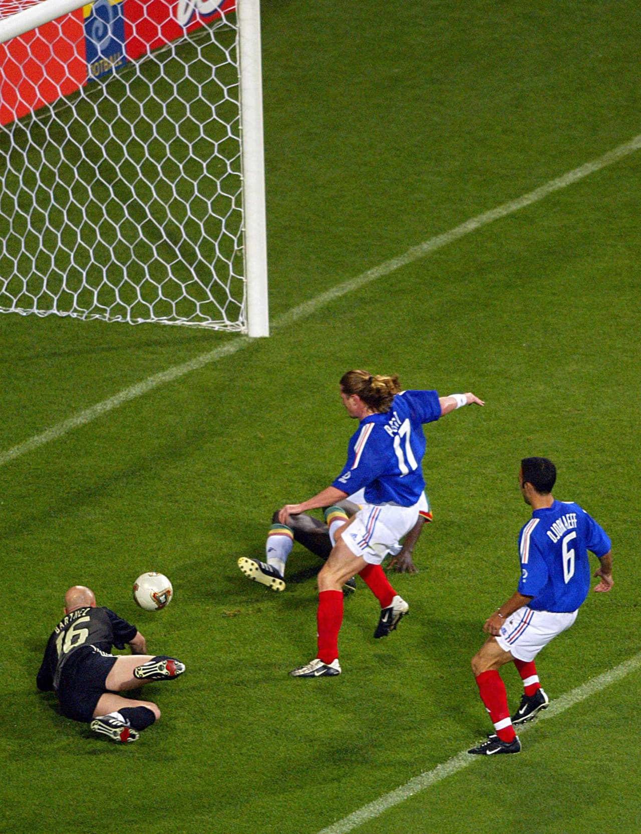 Papa Bouba Diop sorprendió a propios y extraños haciendo el 1-0 del equipo africano contra el equipo europeo.