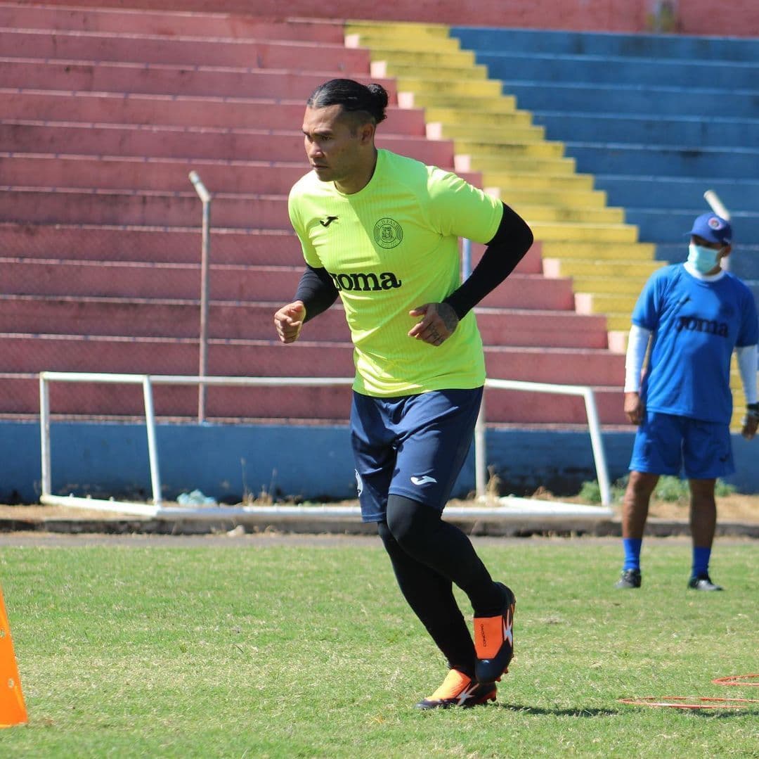 Gullit se inspira en lucha por el no descenso con Chivas