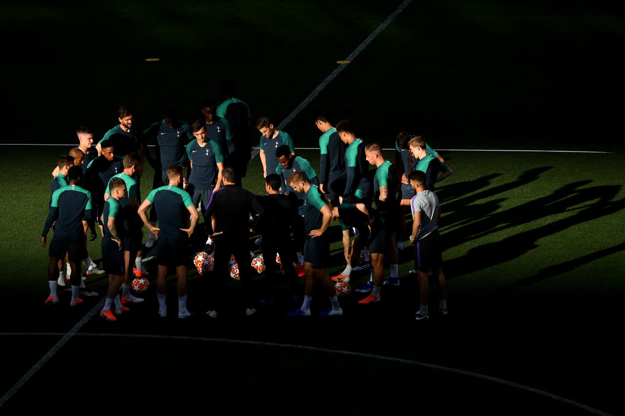 Todo está listo para que comiencen las emociones este sábado en el Metropolitano por la Final de la UEFA Champions League. Con la presencia de Harry Kane entrenando a la par de sus compañeros y dialogando con Hristo Stoichkov, el Tottenham Hotspur definió sus últimos detalles.