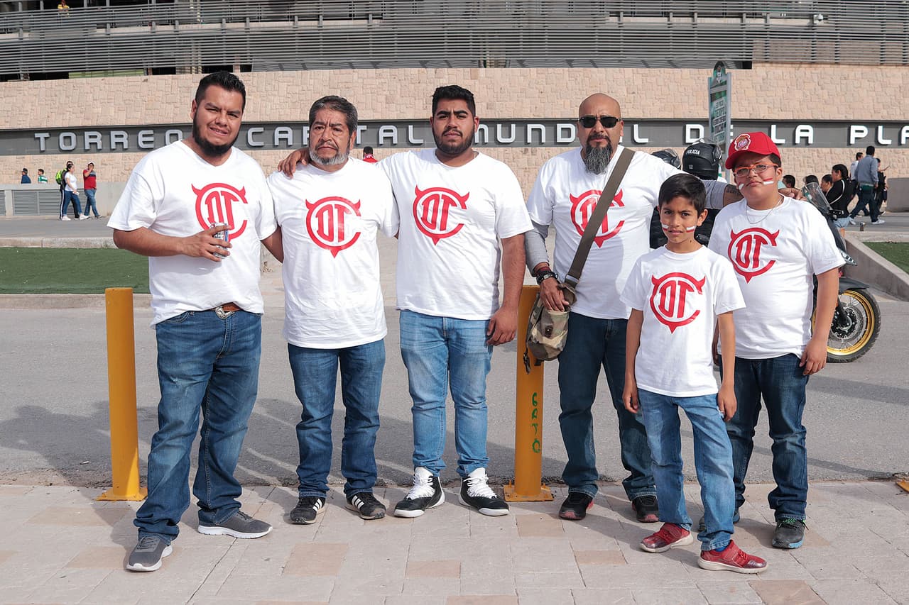 Los fanáticos se alistan en el Estadio Corona para vivir el duelo entre Santos y Toluca por la 
<a href="https://www.univision.com/deportes/futbol/liga-mx/*">Liga MX</a>.