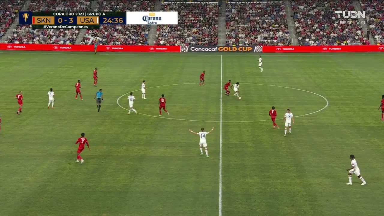 ¡GOL!  anota para Estados Unidos. Jesús Ferreira