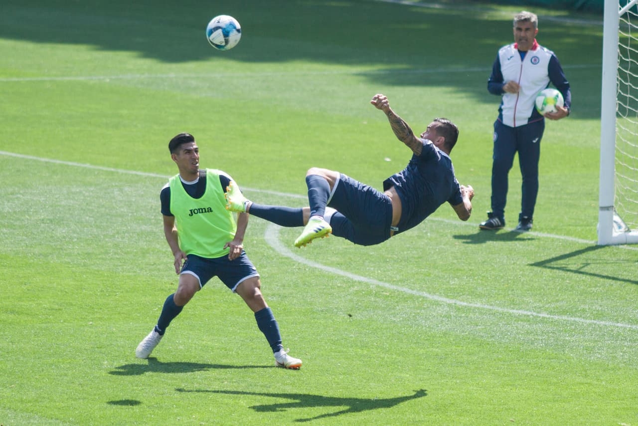 José Madueña y Milton Caraglio (der), durante el entrenamiento de Cruz Azul previo a la jornada 12 del Torneo Clausura 2019. La Máquina tiene seis convocados a distintas selecciones además de cuatro hombres en rehabilitación.