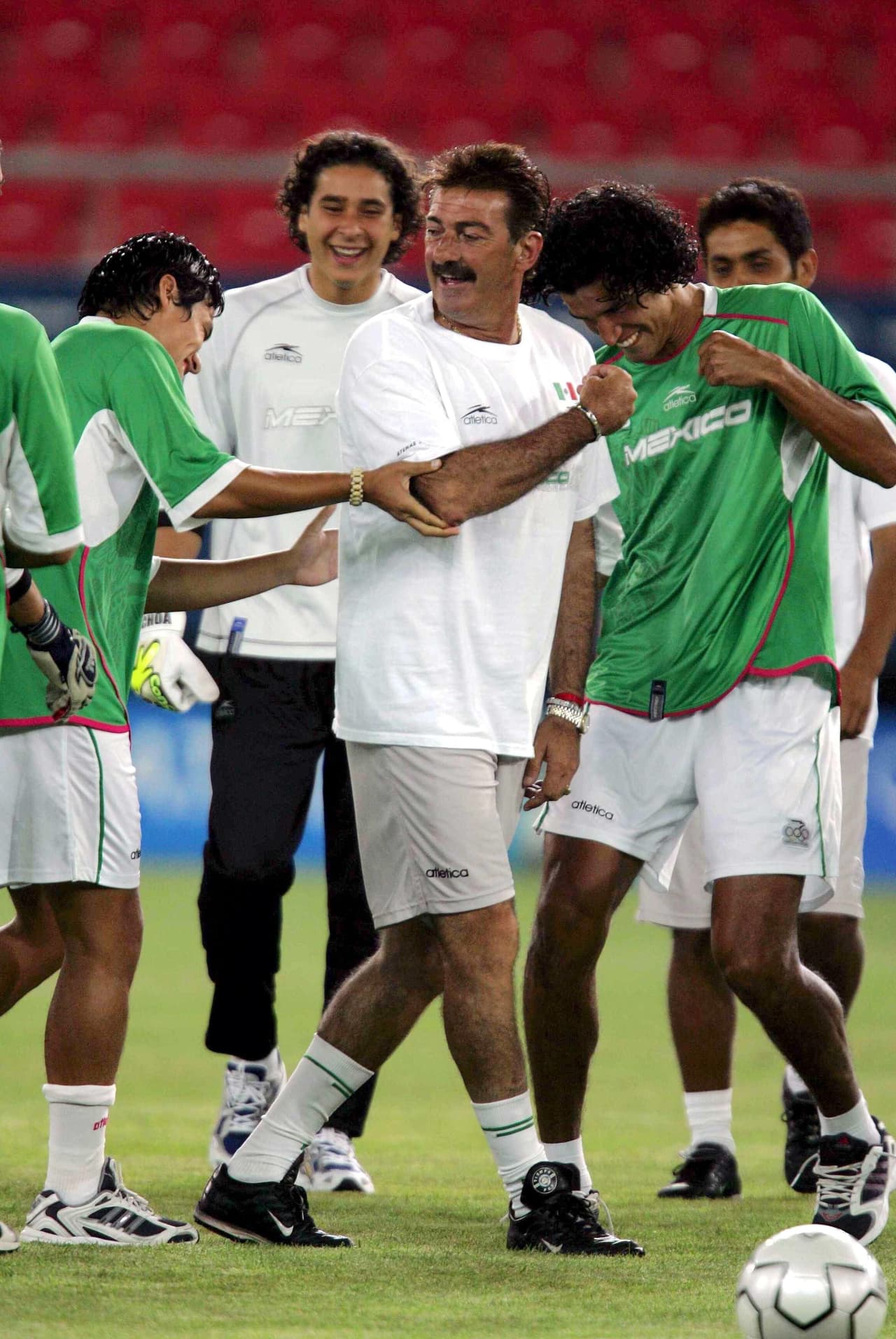 La Volpe contempló al canterano americanista como el guardameta titular de la Sub-23 de México en Atenas 2004.