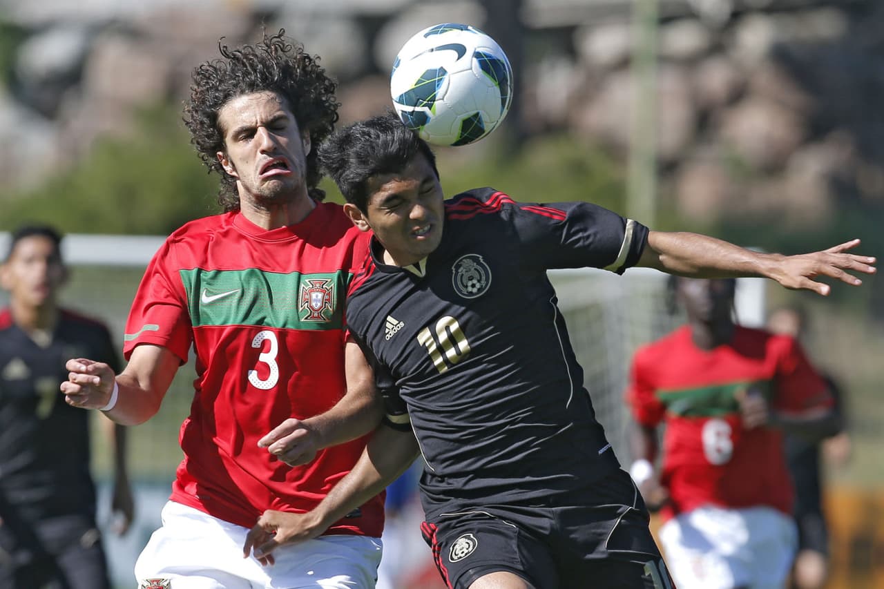 En su proceso de selecciones menores le faltó acudir a los Juegos Olímpicos, pues no fue cedido por el Porto para Río 2016.