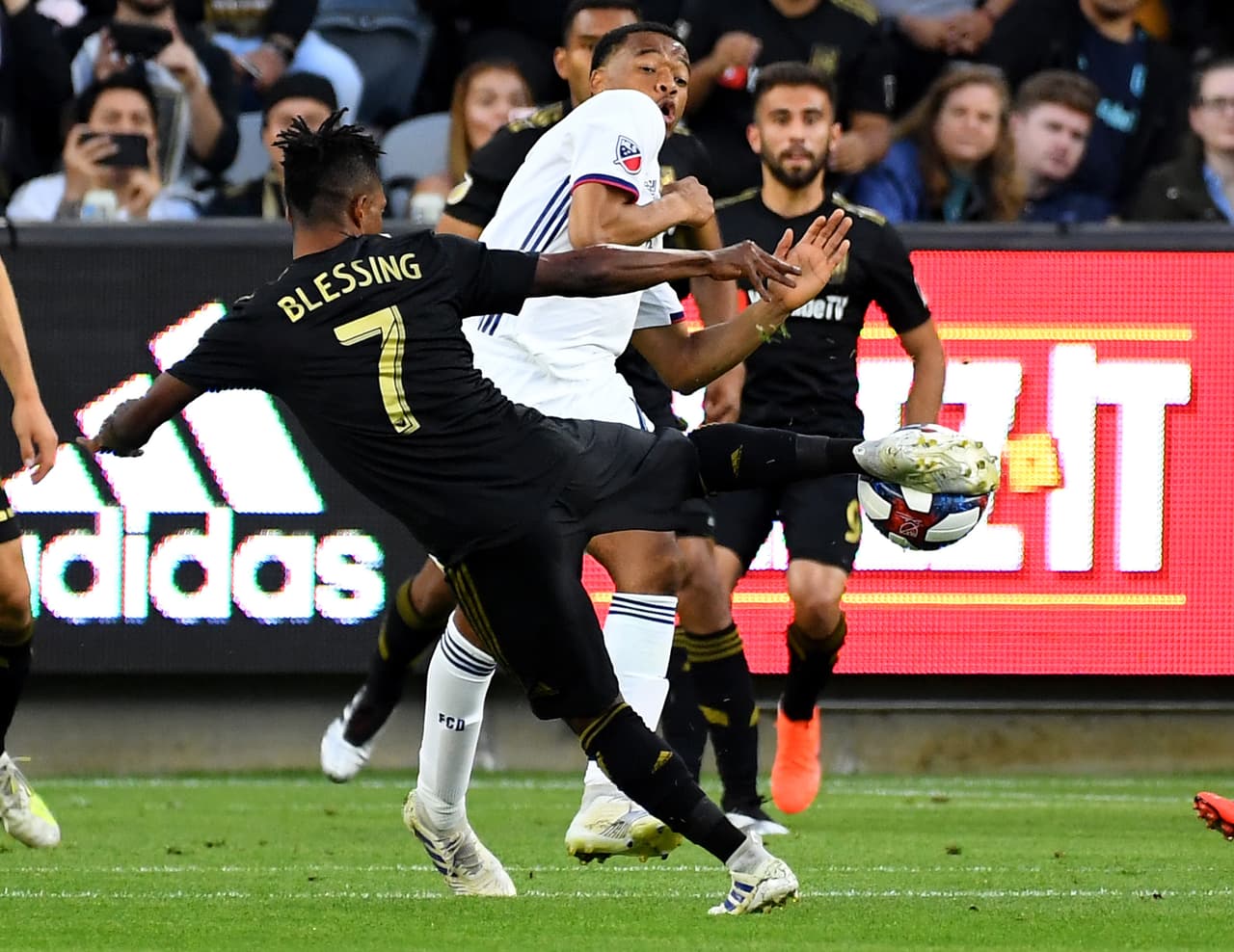 Un Dallas a la contra trajo peligro a la portería de Tyler Miller, pero LAFC encontró el 2-0 gracias a su trabajo de presión en donde Adama Diomande sirvió un balón a Diego Rossi luego de un robo de balón.
<br>