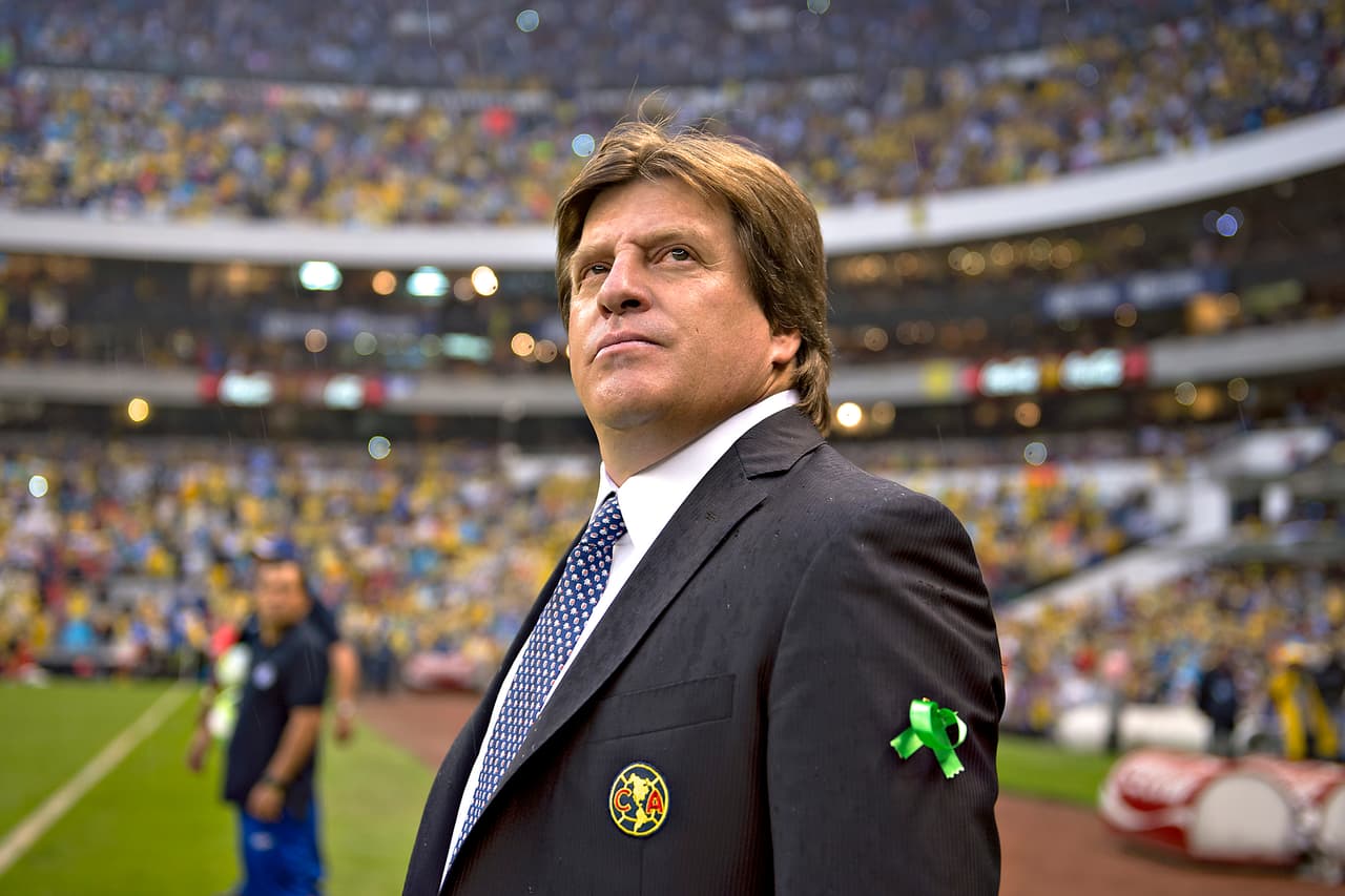 Su buen rendimiento con Atlante lo llevó a América, con el que logró su primer y único título local en el Clausura 2013.