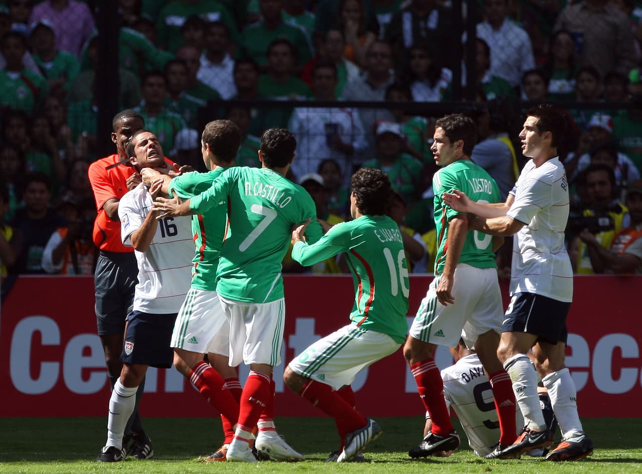 12 de agosto de 2009 (Eliminatorios - Sudáfrica 2010) - Danny Feilhaber sufrió el impulso de los mexicanos en esa misma tarde en el Azteca. Jugadores de ambos bandos tuvieron que intervenir para evitar una riña entre el mediocampista y Torrado.