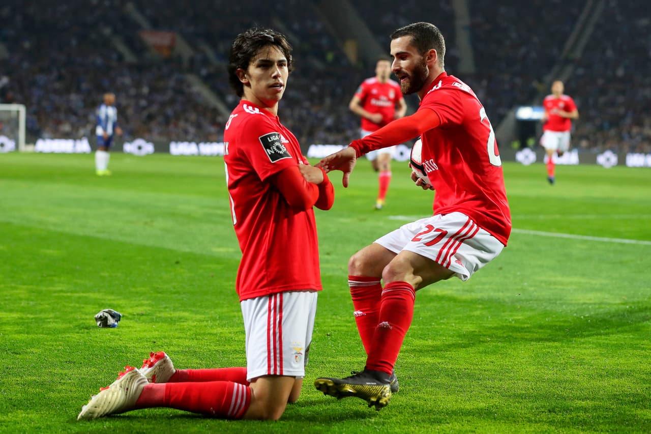 Al minuto 26 Joao Felix (izquierda) anotó el empate para el Benfica, 1-1 el marcador en el Estadio do Dragao.