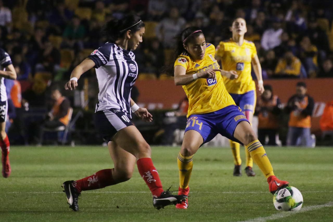 Pasado ese lapso ríspido, los dos equipos se dedicaron a jugar nuevamente y volvieron a lo suyo, unas buscando mantener su ventaja y otras con la idea de alcanzar.