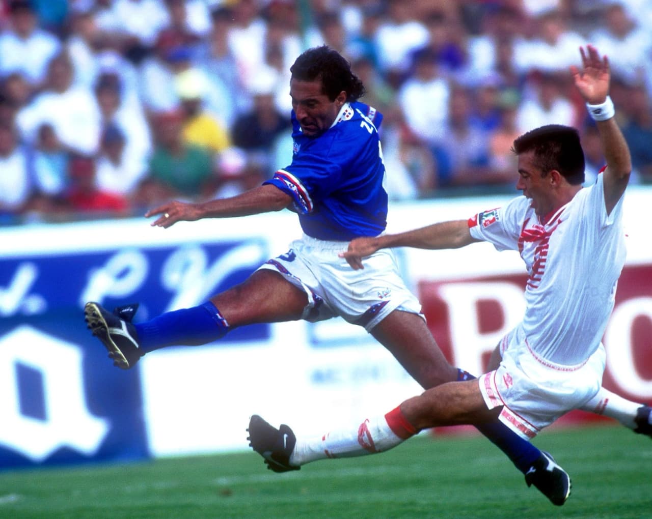 “La niñez más feliz la tuve yo”, dijo alguna vez a la revista Soccermanía de México. No tenía nada y salía a las calles de Rosario, en su natal Argentina, a vender flores y verduras o trabajaba de albañil desde las tres de la mañana. Pero 12 horas después todo era jugar fútbol hasta las 10 u 11 de la noche. Eso sí, sin tacos porque no había para “lujos”.