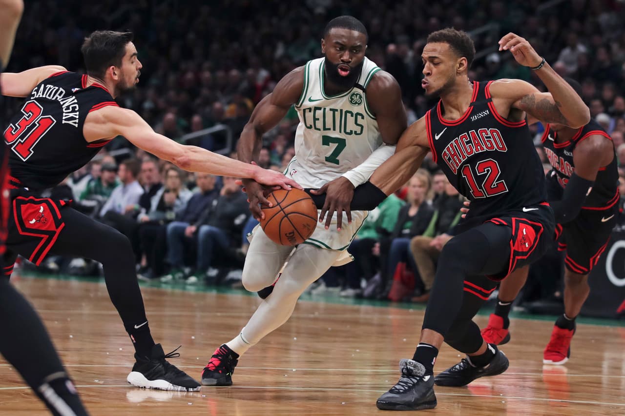 <b>Boston Celtics 113-101 Chicago Bulls.</b> Jaylen Brown se abre camino en medio de Tomas Satoransky y Daniel Gafford de los Chicago Bulls.
