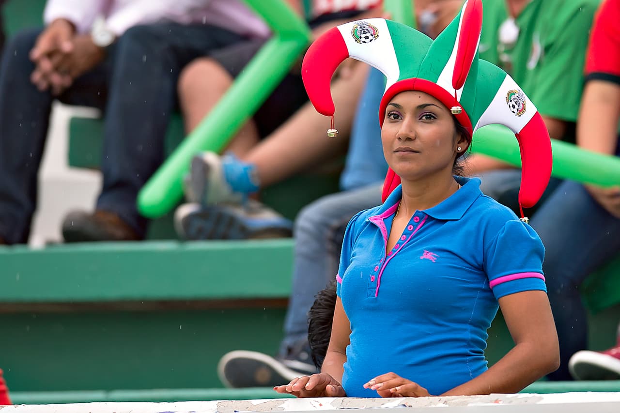 Las chicas bellas estuvieron presentes en el Estadio.