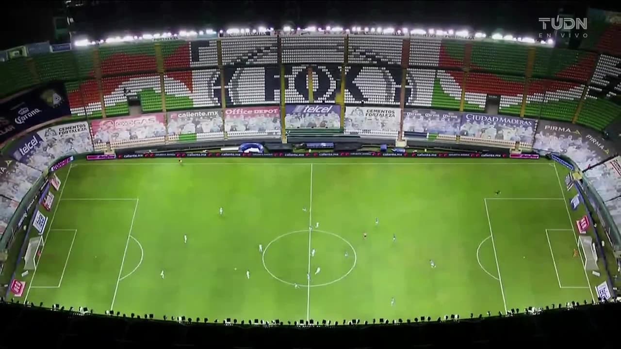 Arranca el partido y la pelota está en juego.