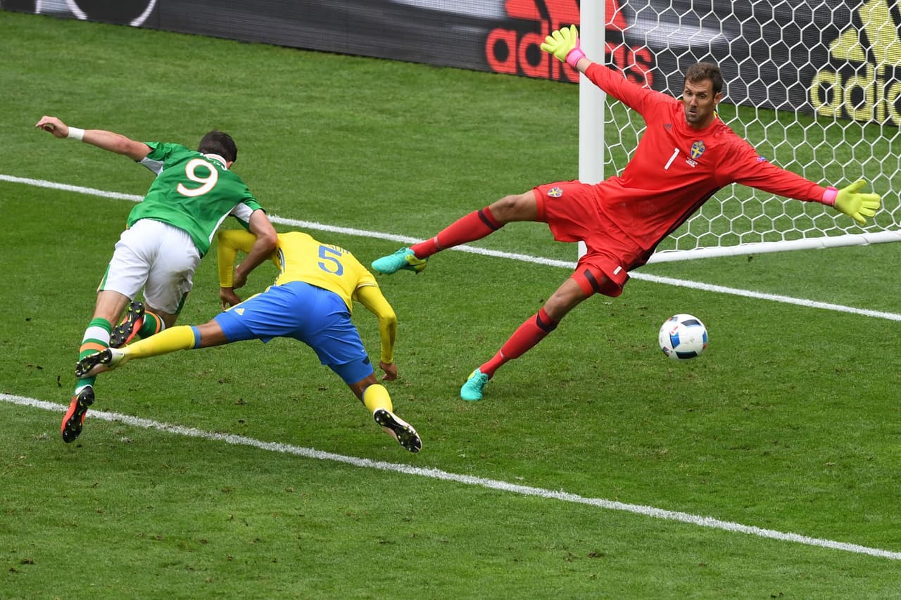 Shane Long fallarúa la oportunidad más clara que tendría, su cabezazo a pocos metros del arco sueco saldría a un costado.