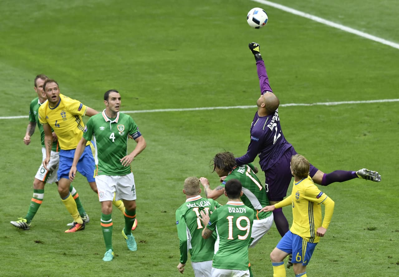 Irlandeses y suecos saltaron al terreno de juego con la necesidad de sumar 3 puntos para poder encarar el resto de la fase de grupos, esto sirvió para que el encuentro tuviera llegadas en ambas porterías.