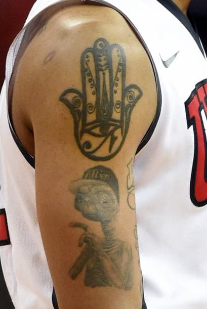 Tatuajes en el brazo derecho de Jelan Kendrick # 22 de los UNLV Rebels durante un juego contra San José spartans.