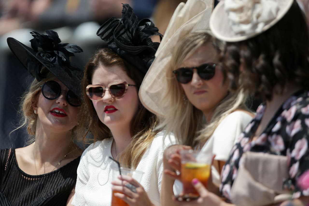 Incluso, a la fiesta que es adornada con estos atuendos, algunos le incluyen uno que otro whisky.