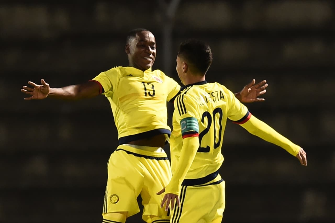 El debut profesional con el Medellín llegó en el 2014 (abril) en un juego de Copa Colombia en el que su equipo le ganó por 5-1 al Envigado.