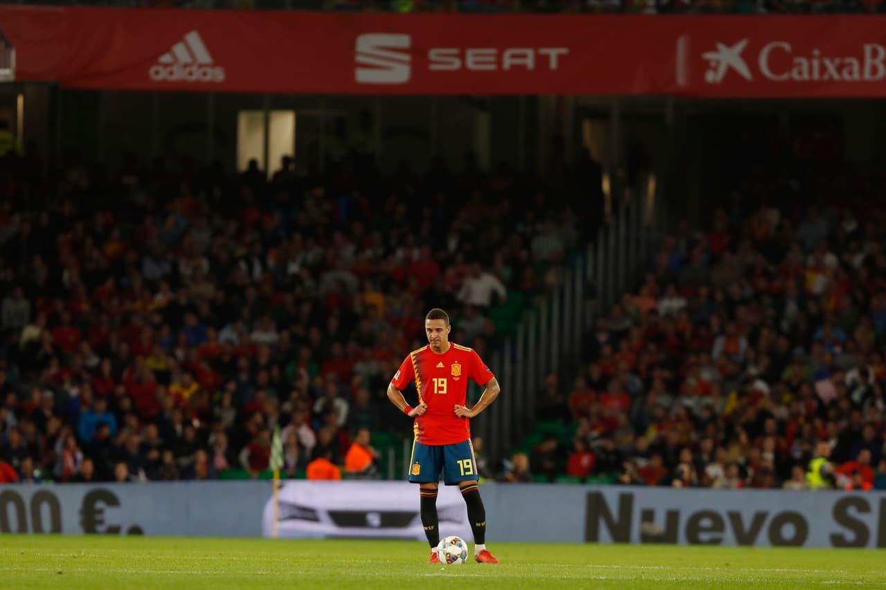 El ambiente era muy sórdido en el Benito Villamarín, como hace mucho no se percibía en un partido de España como local. La sorpresa se estaba cocinando.