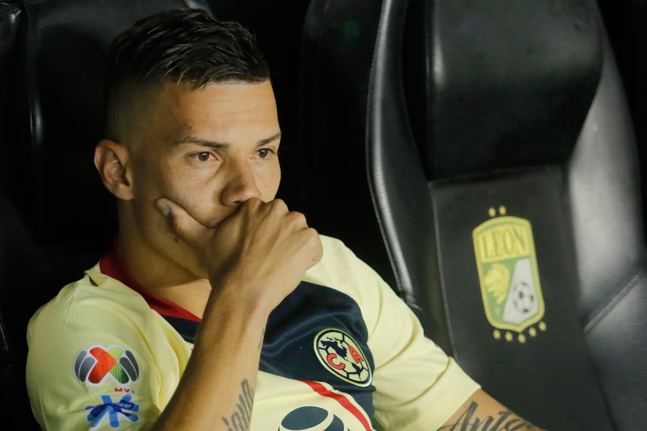 La preocupación comenzó a reflejarse en el rostro de los americanistas. Matheus Uribe hizo un tremendo berrinche cuando salió de cambio. (Imago 7)