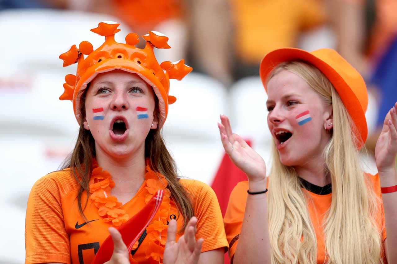 Después de la fiesta que montaron los fa´naticos de Estados Unidos, el turno este miércoles fue para los holandeses quienes fueron mayoría en el Stade de Lyon para el juego de Semifinales del Mundial Femenino ante Suecia.