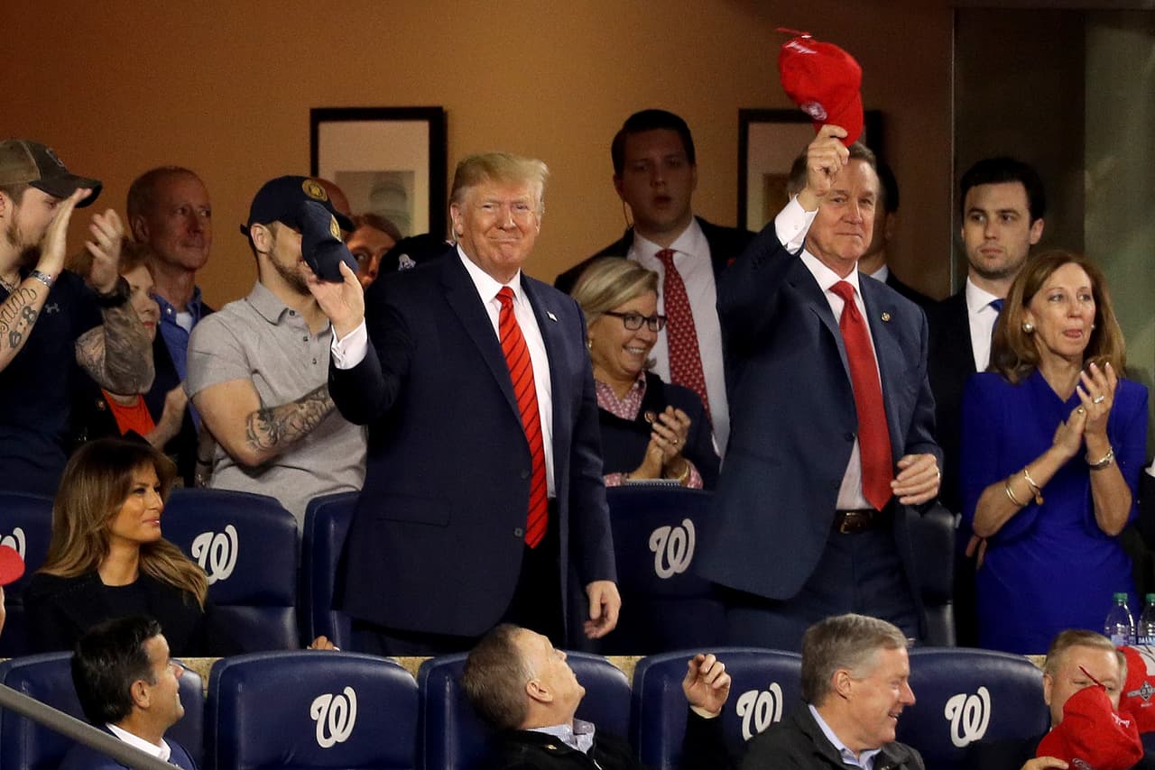 Trump sonrió ante lo sucedido y disfrutó del partido en uno de los palcos del estadio.