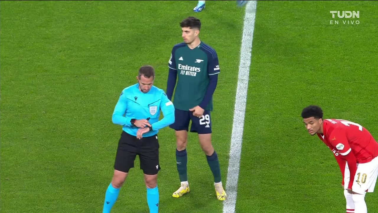 Arranca el partido y la pelota está en juego.