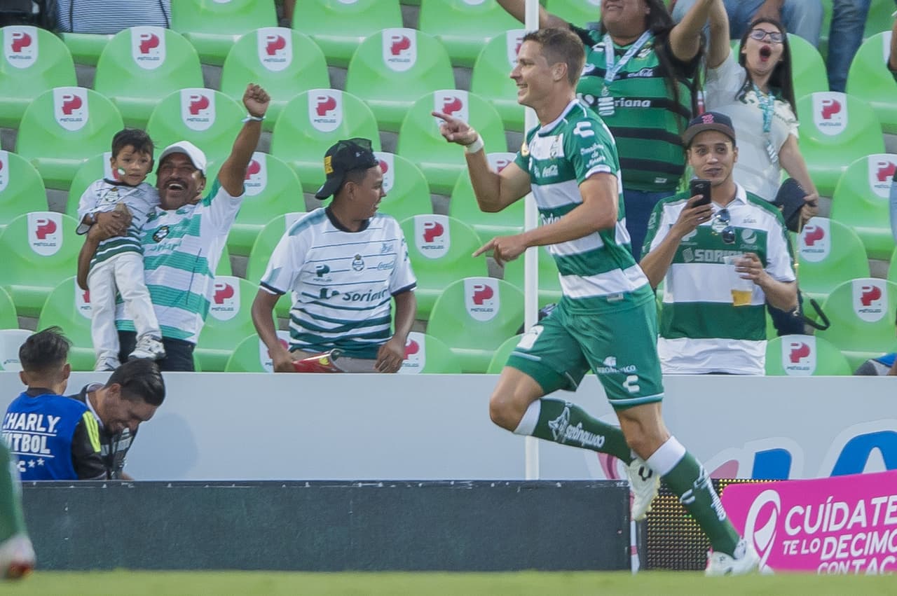 Delantero: Julio Furch (Santos, 91)