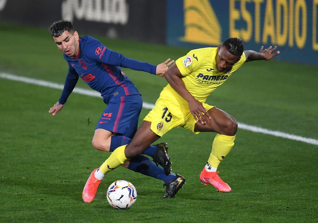 VILLAREAL, SPAIN - FEBRUARY 28: Angel Correa of Atletico de Madrid battles for possession with Pervis Estupinan of Villarreal CF during the La Liga Santander match between Villarreal CF and Atletico de Madrid at Estadio de la Ceramica on February 28, 2021 in Villareal, Spain. Sporting stadiums around Spain remain under strict restrictions due to the Coronavirus Pandemic as Government social distancing laws prohibit fans inside venues resulting in games being played behind closed doors. (Photo by Alex Caparros/Getty Images)