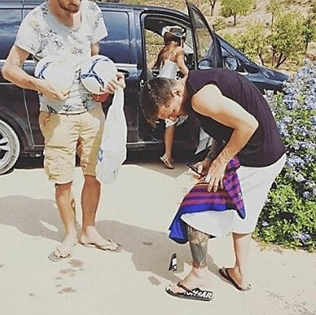 Aquí el astro argentino y del equipo catalán Lionel Messi, quien a pesar de estar de descanso no dejó de aplicarse con la firma de artículos deportivos alusivos al Barça.