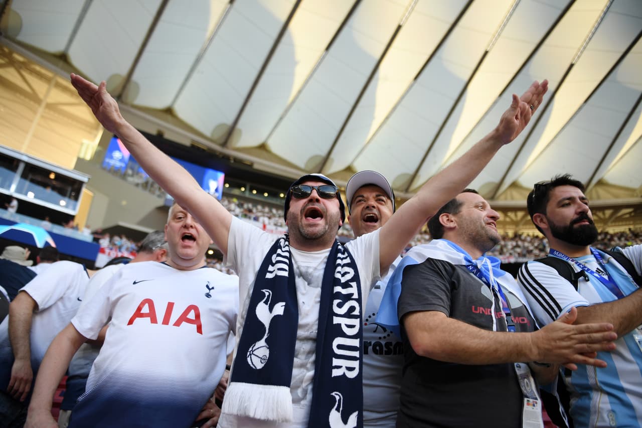 Después de dos series de infarto, los fanáticos del Tottenham llegaron al Metropolitano con el deseo de levantar su primera Champions League pero con menos sufrimiento. Los Spurs se dejaron ver con sus banderas, sus cantos, bufandas y playeras especiales.
